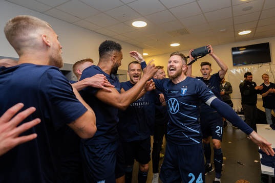 Malmö FFs Lasse Nielsen jublar i omklädningsrummet