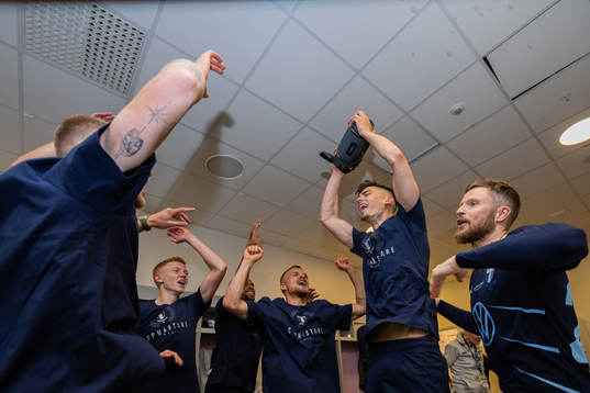 Malmö FFs Dennis Hadzikadunic jublar i omklädningsrummet