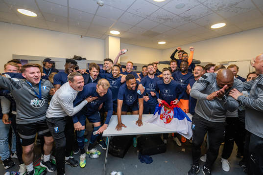 Malmö FFs spelare och ledare jublar i omklädningsrummet
