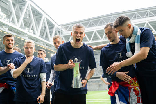 Malmö FFs Felix Beijmo jublar med pokalen