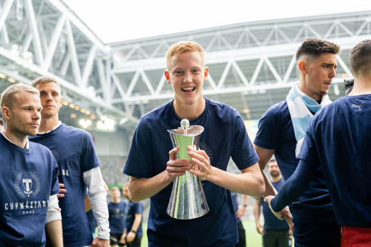 Malmö FFs Hugo Larsson jublar med pokalen