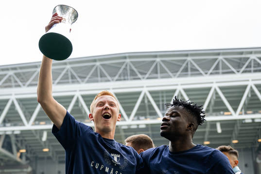 Malmö FFs Hugo Larsson och Malik Abubakari  jublar med