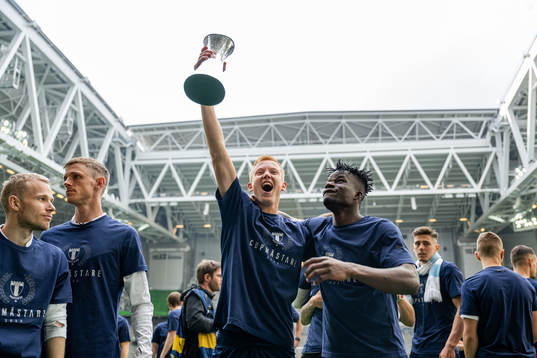 Malmö FFs Hugo Larsson och Malik Abubakari  jublar med