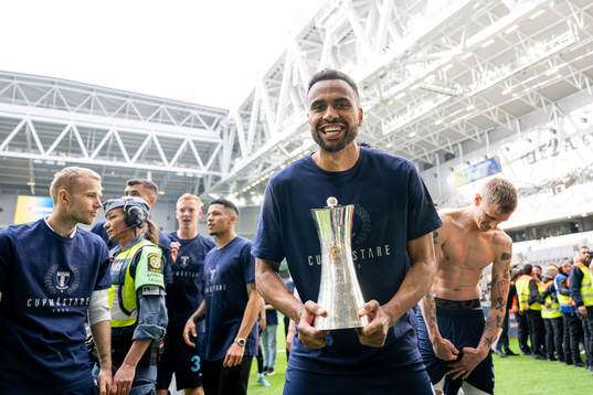 Malmö FFs Isaac Kiese Thelin jublar med pokalen