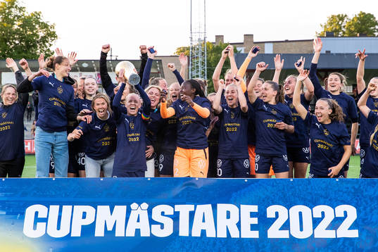 Rosengårds spelare jublar med pokalen