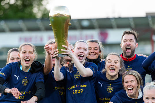 Rosengårds Bea Sprung jublar med pokalen