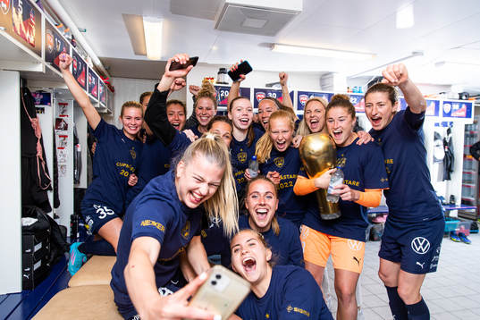 Rosengårds spelare jublar med pokalen