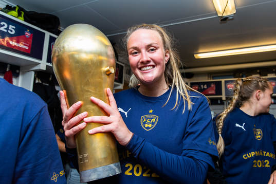 Rosengårds Stefanie Sanders jublar med pokalen i