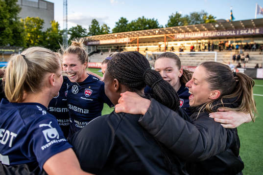 Rosengårds Bea Sprung jublar med lagkamrater