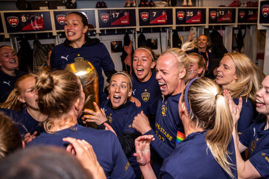 Rosengårds Mia Persson och Caroline Seger jublar med