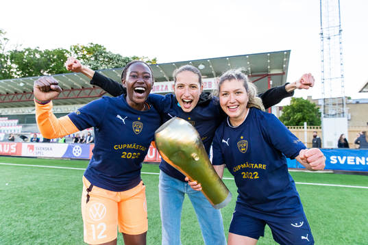 Rosengårds spelare jublar med pokalen