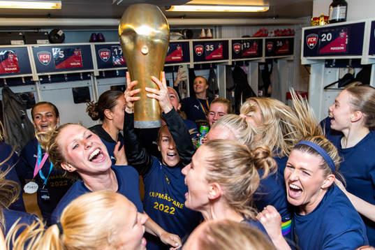 Rosengårds Mia Persson jublar med pokalen i