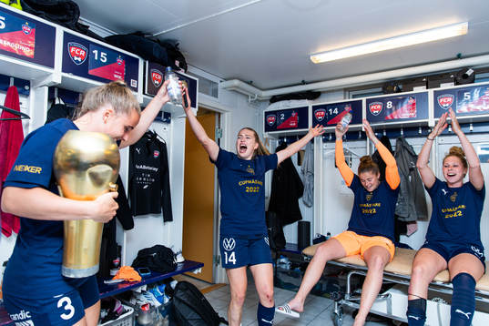 Rosengårds Gudrun Arnardottir och Charlotte Grant jublar