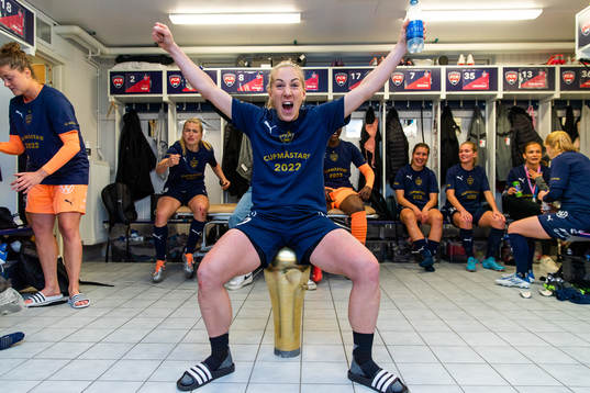 Rosengårds Mia Persson jublar med pokalen