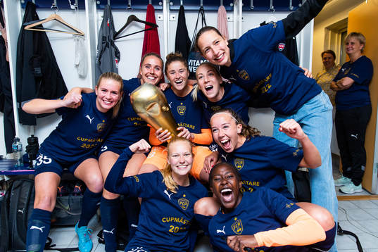 Rosengårds spelare jublar med pokalen