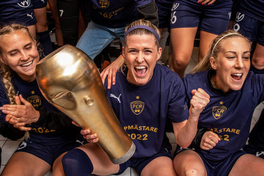 Rosengårds Olivia Schough jublar med lagkamrater