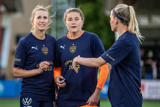 Rosengårds Emma Berglund och målvakt Teagan Micah jublar