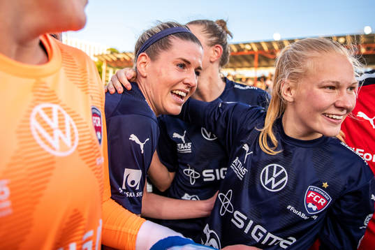 Rosengårds Olivia Schough och Sofie Bruun Bredgaard jublar