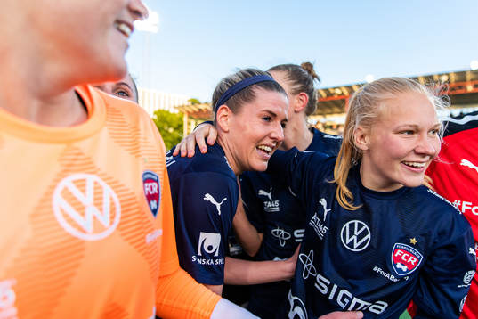 Rosengårds Olivia Schough jublar med lagkamrater