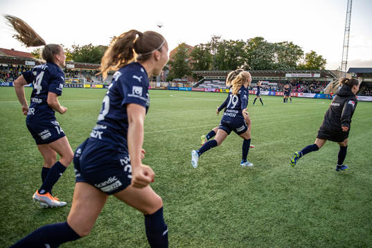 Rosengårds Sofie Bruun Bredgaard och lagkamrater jublar