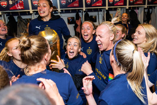 Rosengårds Mia Persson och Caroline Seger jublar med