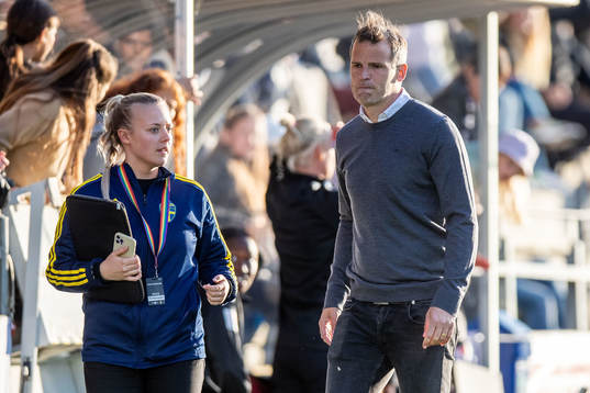 Häckens tränare Robert Vilahamn deppar när han fått