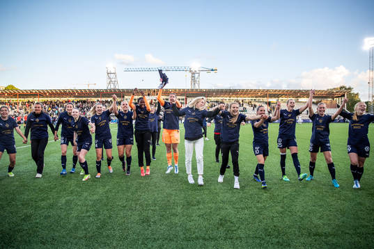 Rosengårds spelare jublar