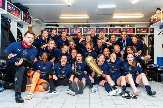 Rosengårds spelare jublar med pokalen i omklädningsrummet