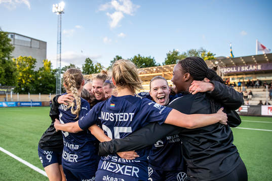 Rosengårds Bea Sprung jublar med lagkamrater