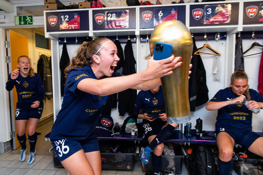 Rosengårds Athinna Persson Lundgren jublar med pokalen