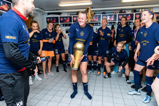 Rosengårds Stefanie Sanders jublar med pokalen i