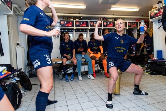 Rosengårds Mia Persson jublar med pokalen