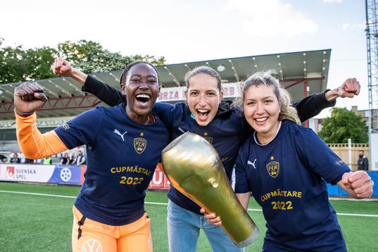 Rosengårds målvakt Angel Mukasa jublar med lagkamrater