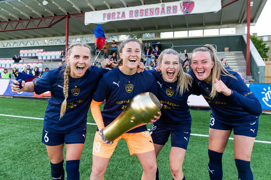 Rosengårds målvakt Teagan Micah jublar med pokalen