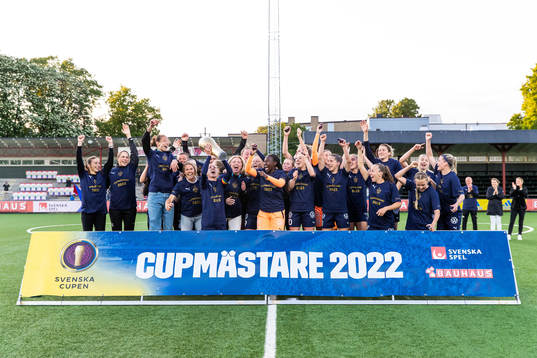 Rosengårds spelare jublar med pokalen