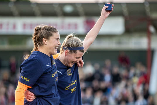 Rosengårds målvakt Teagan Micah och Olivia Schough jublar