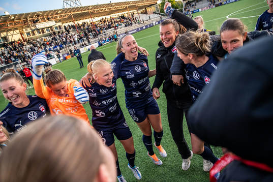 Rosengårds spelare jublar