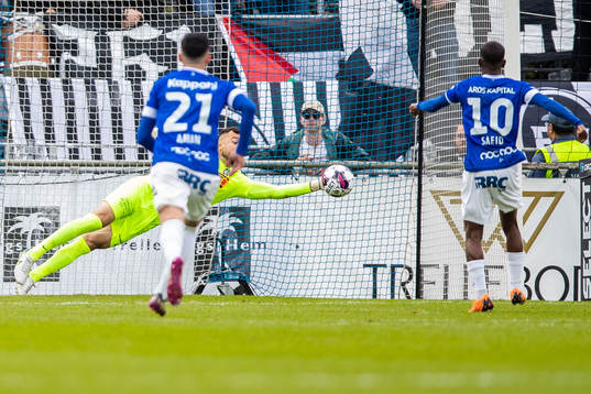 Landskronas målvakt Amr Kaddoura räddar straff från