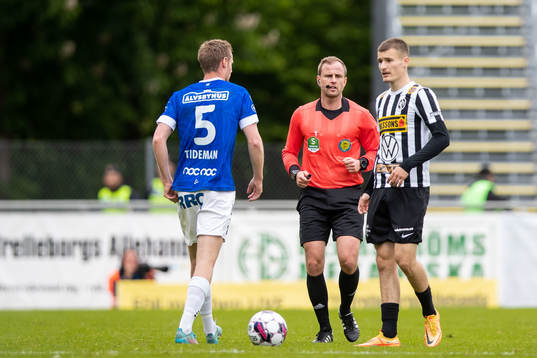 Trelleborgs Anton Tideman, domare Richard Sundell och