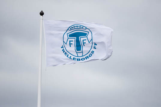 En flagga med Trelleborgs emblem