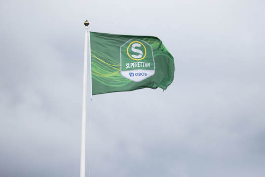 En flagga med Superettans emblem
