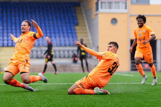 AFC Eskilstunas Amar Muhsin (m) jublar med Abdelkarim