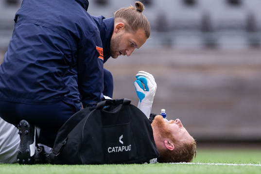 AFC Eskilstunas målvakt Nick Wolters får vård