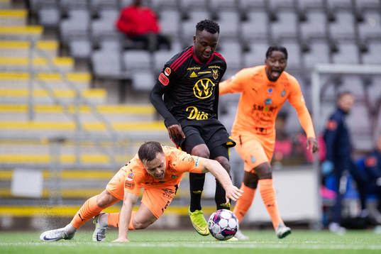 AFC Eskilstunas Ryan Williams och Östersunds Kamal Issah