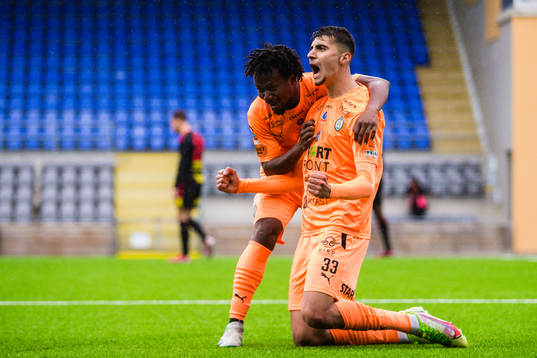 AFC Eskilstunas Amar Muhsin jublar med Abdul-Halik Hudu