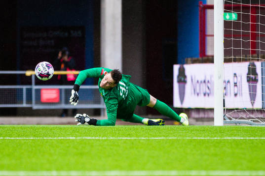 Östersunds målvakt Andrew Mills med en räddning