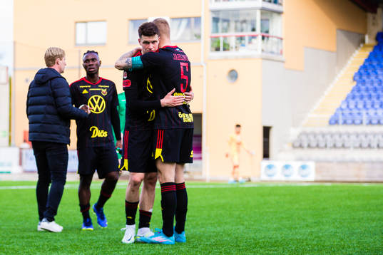Östersunds Myroslav Mazur och Kevin Jablinski deppar