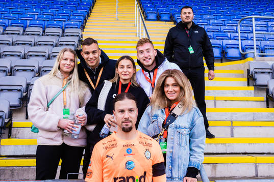 AFC Eskilstunas Abdelkarim Mammar Chaouche med Sandra