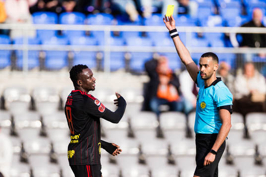 Östersunds Kamal Issah får ett gult kort av domare Farouk