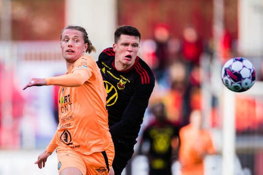 AFC Eskilstunas Viktor Götesson och Östersunds Myroslav